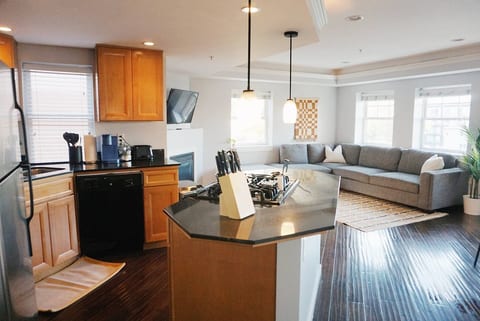 Modern Downtown Apartment • Walk to Restaurants