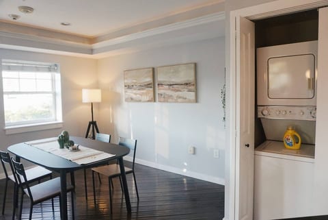 Modern Downtown Apartment • Walk to Restaurants