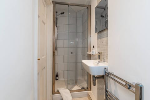 Charming 1-Bed Flat on a Central but Quiet Street