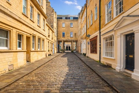Charming 1-Bed Flat on a Central but Quiet Street