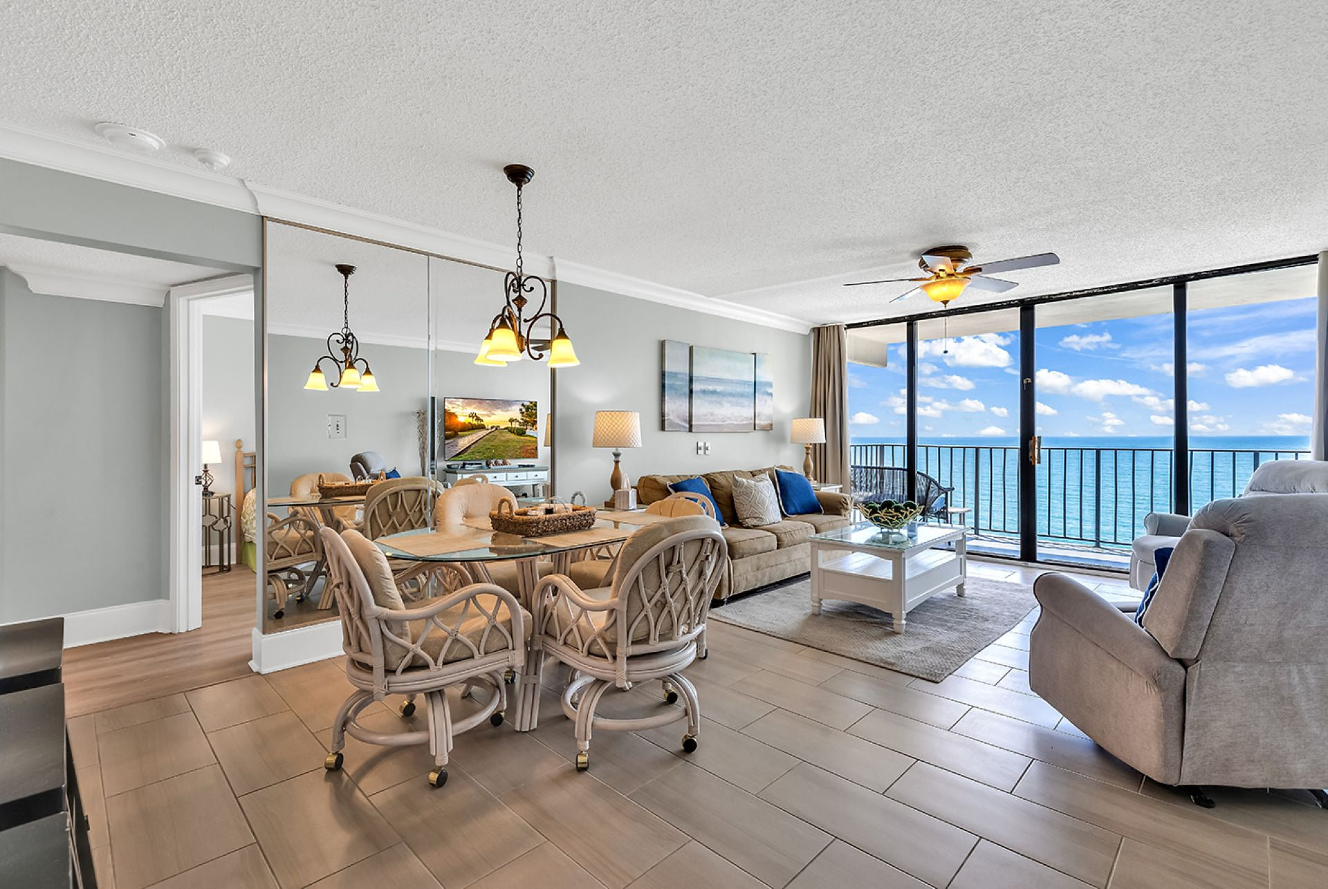 Dining Area seats 4