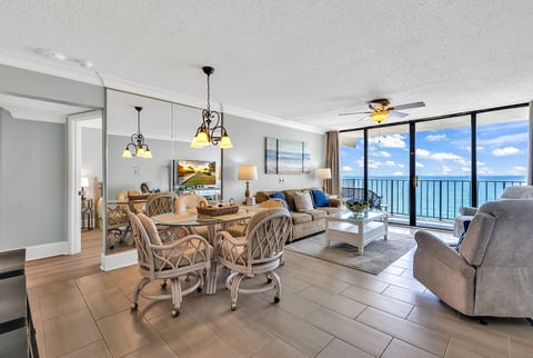 Dining Area seats 4