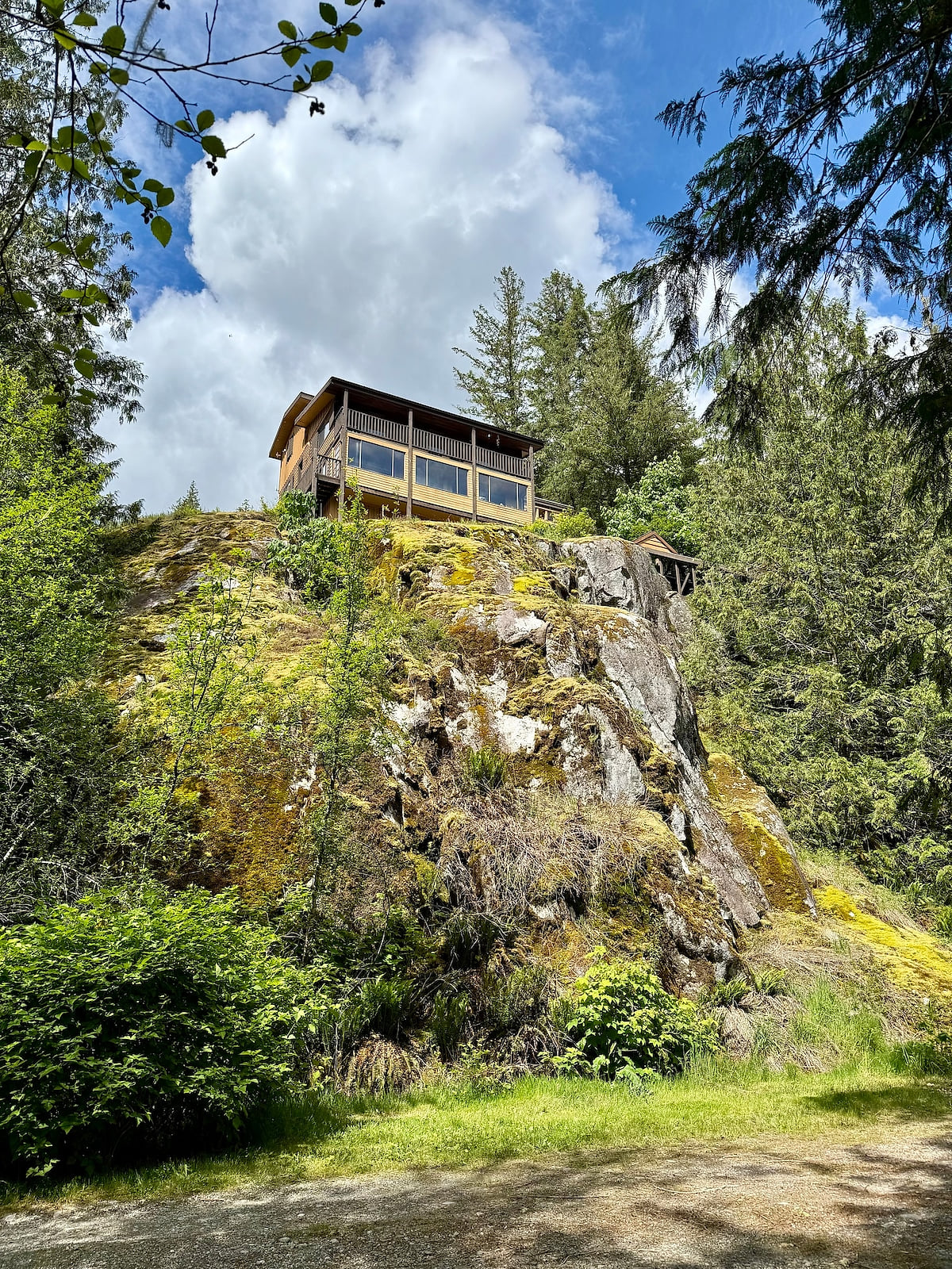 Eagles Nest - epic blufftop cabin Squamish image 1