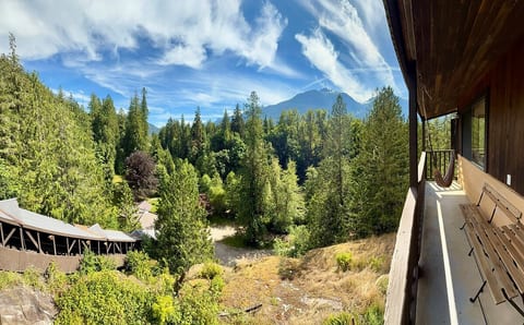 Eagles Nest - epic blufftop cabin Squamish image 2
