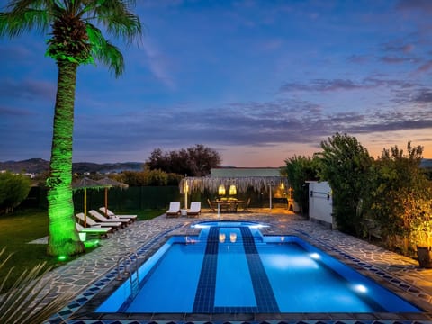 "Villa Palmeras" mit eigenem Garten und Gr