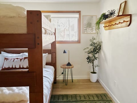 Queen bunk bedroom