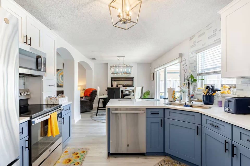 Colorful 4BR Pool Home Near Orlando Airport | BBQ - Orlando