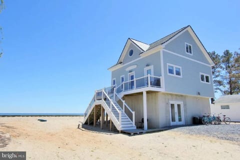Sunrise Bay Retreat • Private Beachfront