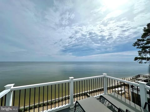 Sunrise Bay Retreat • Private Beachfront