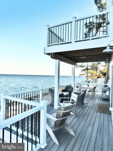 Sunrise Bay Retreat • Private Beachfront
