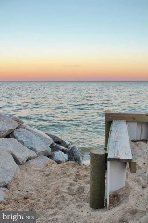 Sunrise Bay Retreat • Private Beachfront