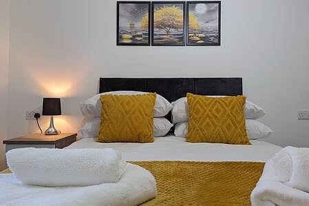 CLARITURF - 4 Bed House-Stadia,Parks,Canal & Sites-SkyN'flix
