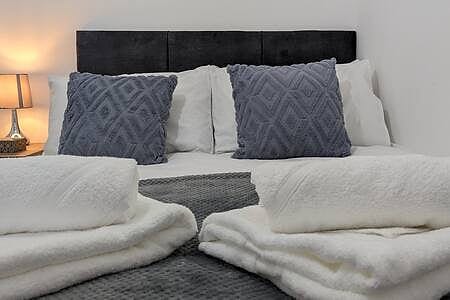 CLARITURF - 4 Bed House-Stadia,Parks,Canal & Sites-SkyN'flix