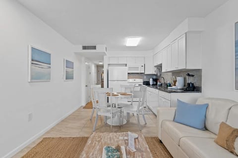 Jetty East | Sleeps 4 | Paradise Palms | Pool | Private Beach