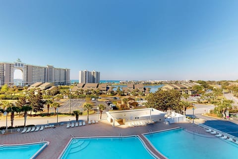 Gulf Views | Resort | Pools | Gulf View Getaway | Pickleball | Miramar Beach