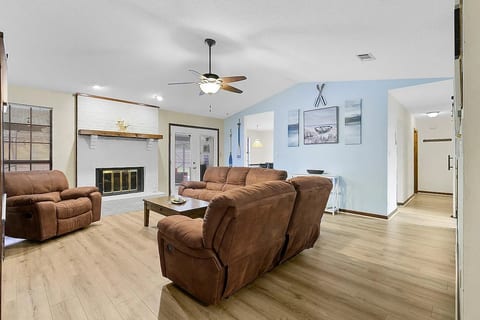 Private Pool | Sleeps 11 | Sunny Side Retreat | Bluewater Bay
