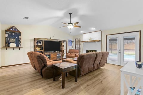 Private Pool | Sleeps 11 | Sunny Side Retreat | Bluewater Bay