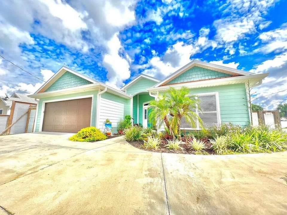Walk to Beach |  Two Fins Up | Private Pool | Golf Cart | Panama City Beach - Lower Grand Lagoon