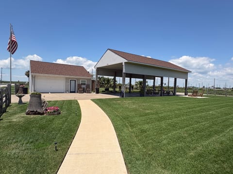 The Barefoot Bungalow & RV Spot - Crystal Beach