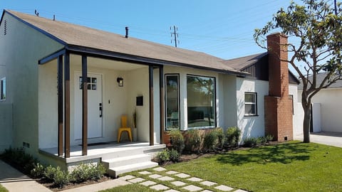 Beautiful Cozy Home with Spacious Garden image 3