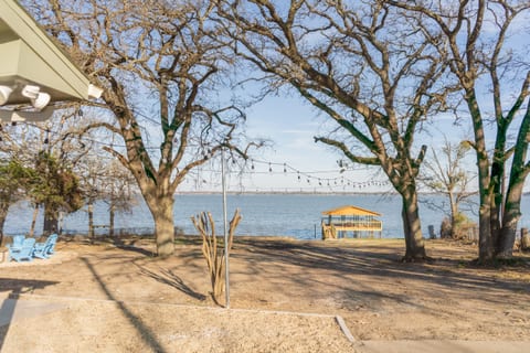 Luxury Lake Front Retreat with Large Private Deck