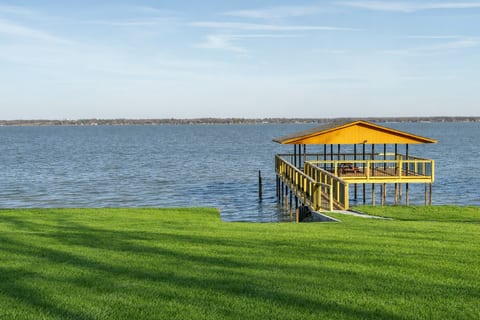 Luxury Lake Front Retreat with Large Private Deck