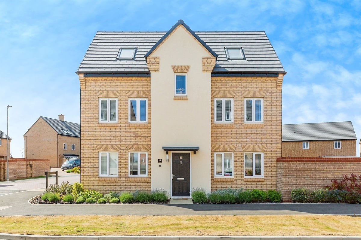 4BR Home - 2 Parkings • Fibre Wi-Fi • Workstation image 1