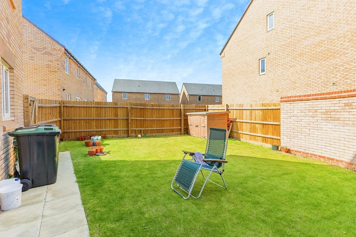 4BR Home - 2 Parkings • Fibre Wi-Fi • Workstation image 16