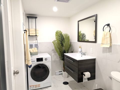 Enjoy a full bathroom with everything you need to have a pleasant stay. Every detail and decoration piece was added to enhance your experience.