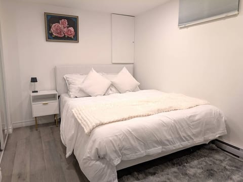 You can expect to sleep in this delightful queen-sized bed with a premium memory foam mattress and high-quality linens.