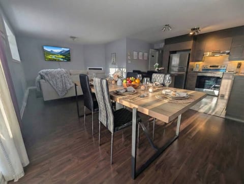 Modern 1BR w/ Desk | FREE Parking | Near YUL