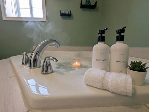 Modern 1BR w/ Desk | FREE Parking | Near YUL