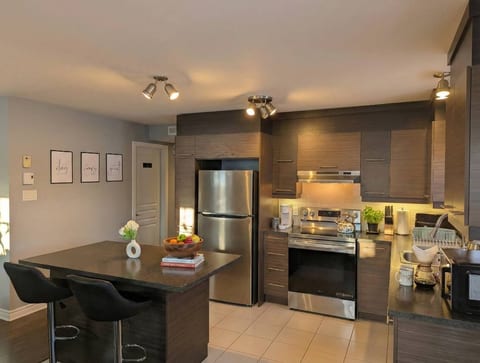 Modern 1BR w/ Desk | FREE Parking | Near YUL