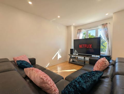 Spacious 2BR | FREE Parking + 1.5 Bath | Near YUL - Holiday Home