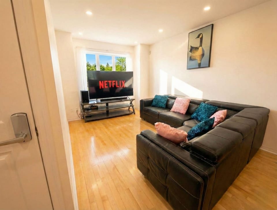 Spacious 2BR | FREE Parking + 1.5 Bath | Near YUL - Holiday Home - Laval