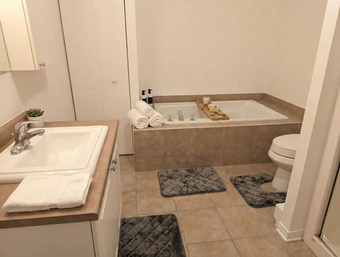 Spacious 2BR | FREE Parking + 1.5 Bath | Near YUL - Holiday Home