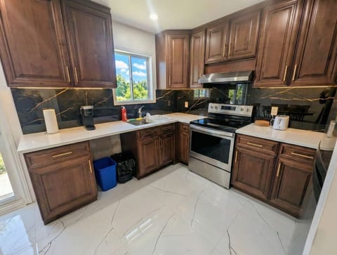 Spacious 2BR | FREE Parking + 1.5 Bath | Near YUL - Holiday Home