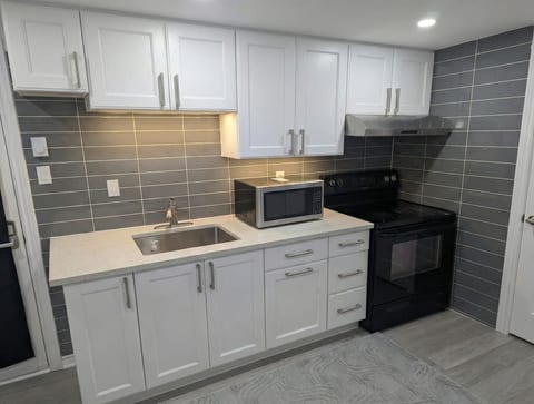 Cozy Studio w/ Stove, Fridge & Laundry | Near YUL