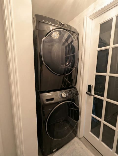 Cozy Studio w/ Stove, Fridge & Laundry | Near YUL