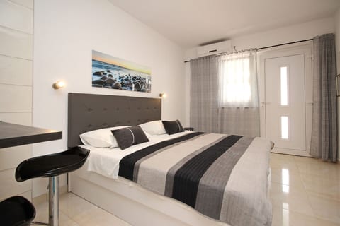 Apartments Karamarko - Unit 54084-61