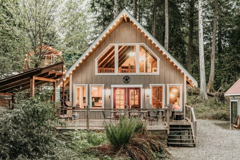 99MBR - Mt Baker Lodging Cabin - Sleeps 6!