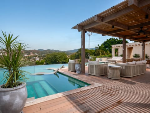 Heated saltwater infinity pool, rooftop WIFI