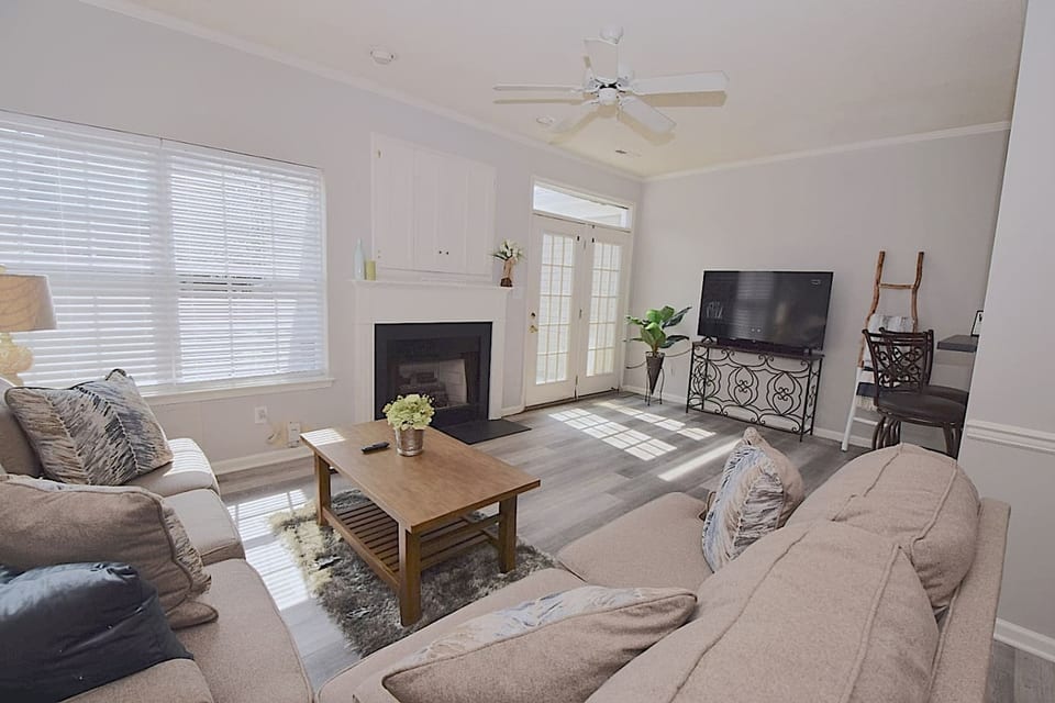 Coastal Getaway ~Large Clean-n-Cozy 3Bdrm Home - Virginia Beach