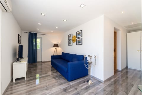 House Adora - Unit 370824-13