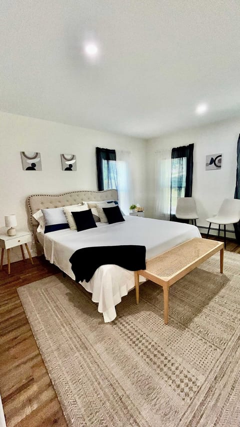 Spacious 4BR w/king bed, 2BA /workspace & laundry! image 3