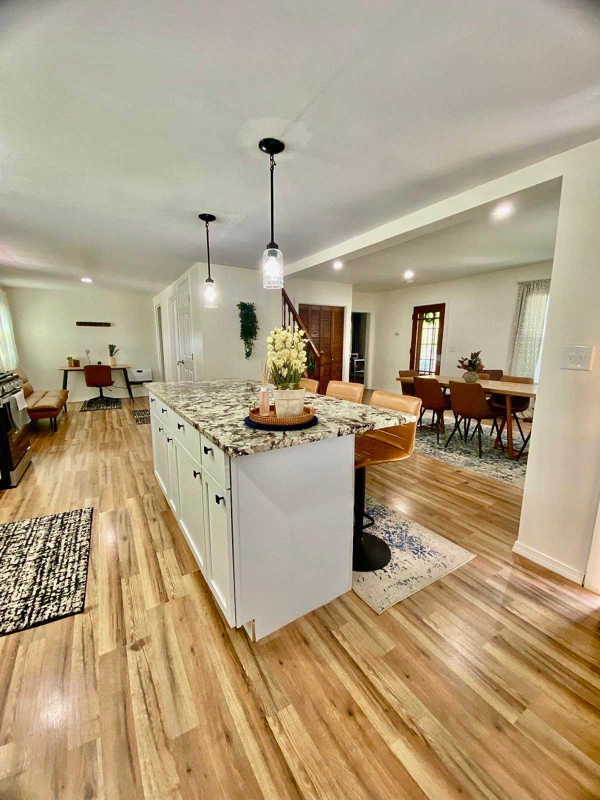 Spacious 4BR w/king bed, 2BA /workspace & laundry! image 1