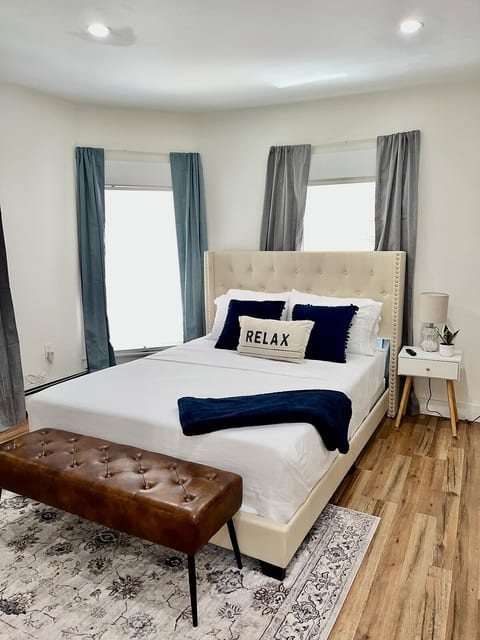 Spacious 4BR w/king bed, 2BA /workspace & laundry! image 2