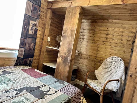 Full bed, bedroom 