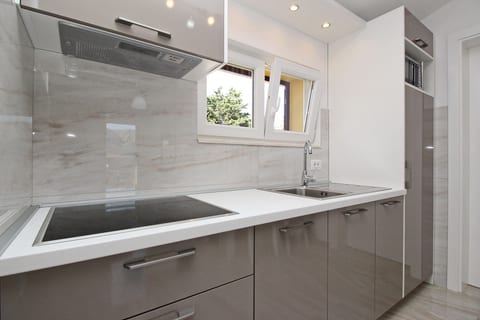 Apartments Čubranić Nada - Unit 202852-5