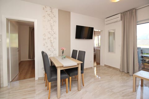 Apartments Čubranić Nada - Unit 202858-5
